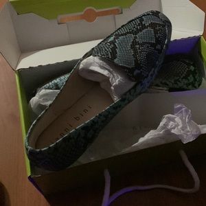 Gianni Bini leather animal print. The color is teal